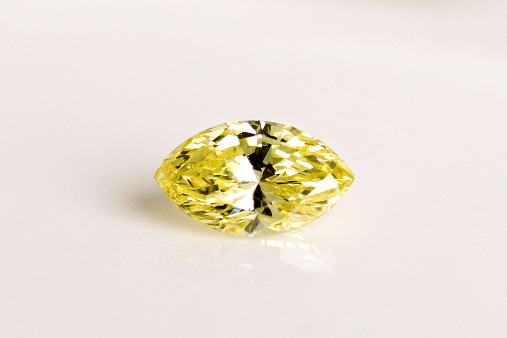 天然 ファンシーインテンスイエロー ダイヤモンド SI2 0.770ct